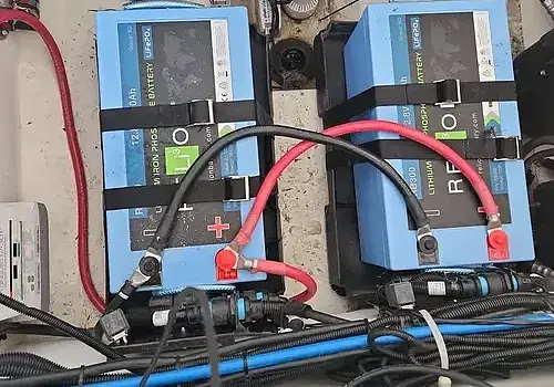 Battery wiring setups are handled by Marine Kings of Miami with marine electrical troubleshooting.