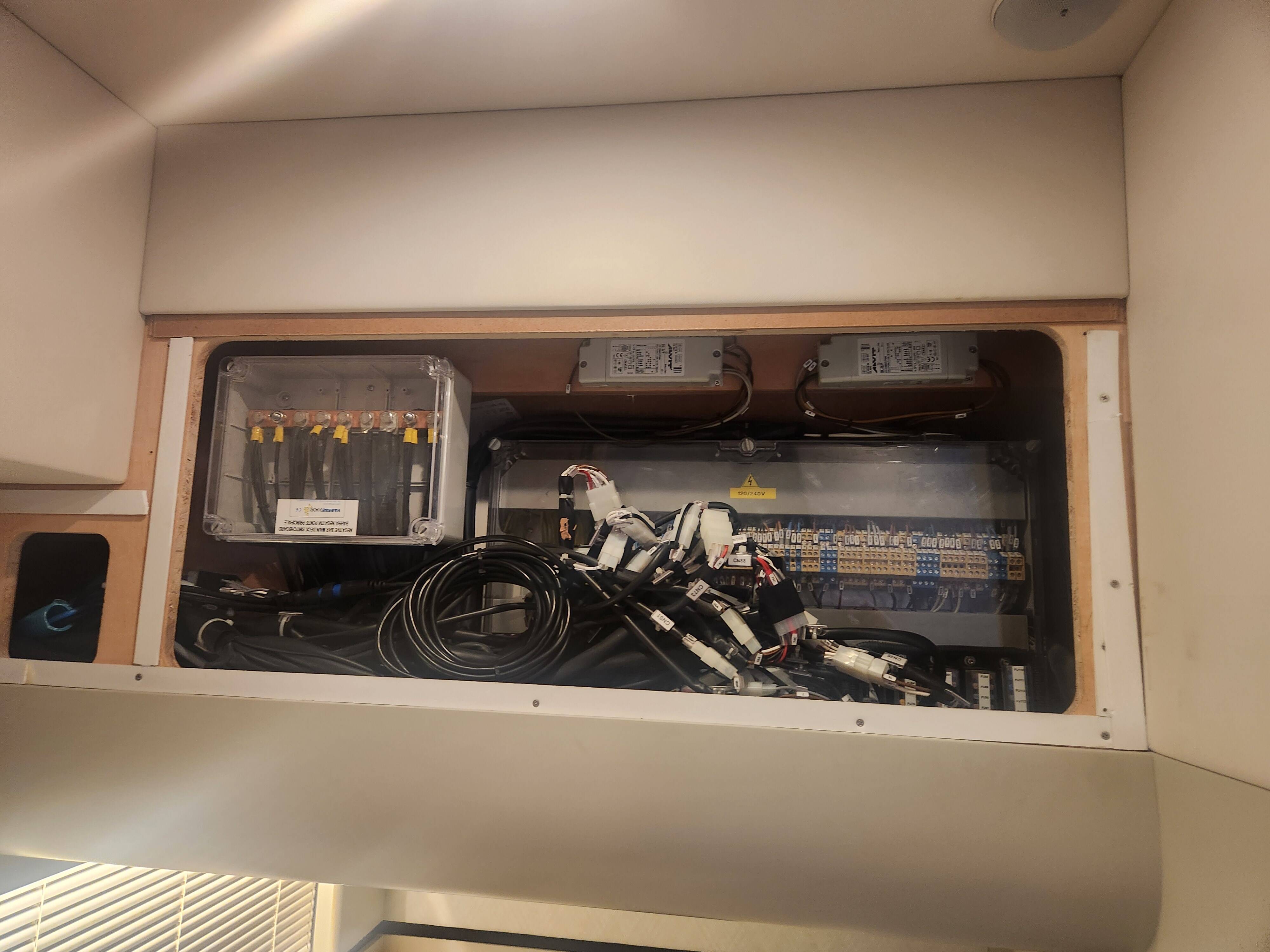  Electrical boxes with wiring are handled by Marine Kings of Miami using marine electrical troubleshooting.