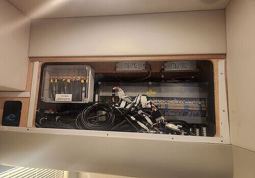  Electrical boxes with wiring are handled by Marine Kings of Miami using marine electrical troubleshooting.